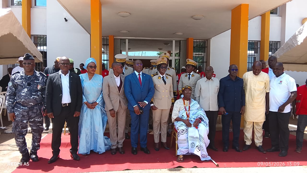 Dr Da Léone, président National de la Croix Rouge Côte d'Ivoire ( costume bleu) en compagnie des officiels.